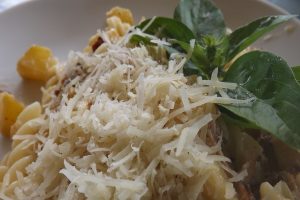 cukkini, fokhyagyma, bazsalikom, bacon