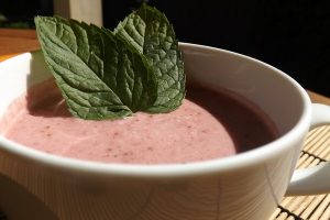 damaszkuszi rózsa aromavíz epres turmixban