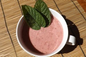 frissítő epres banános turmix damaszkuszi rózsa aromavízzel